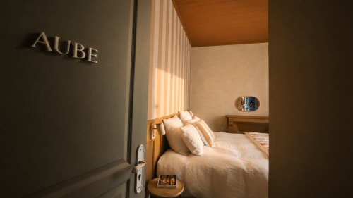 Chambre Aube à La Maison 1903, lit en bois avec linge blanc et vue sur le jardin à Trévou-Tréguignec