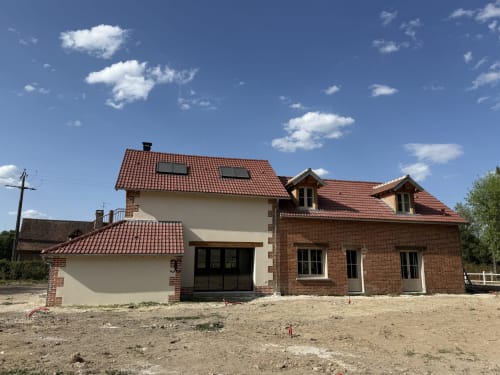 Le Gîte cottage à La Grange Aux Etangs à Sennely - maison en brique avec toit en terre cuite et vue sur le jardin
