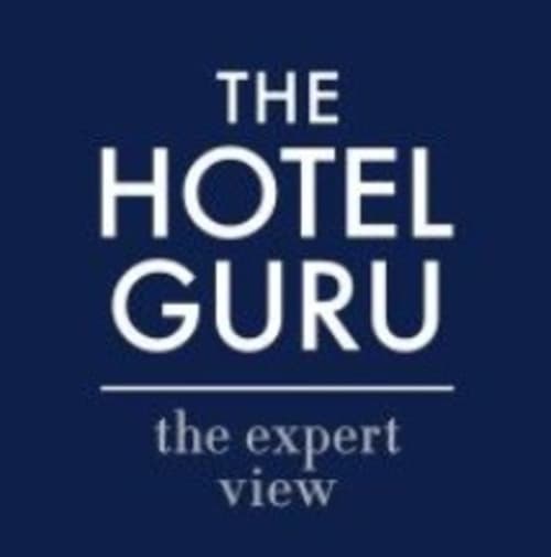 Le logo Hotel Guru avec le slogan 'l'avis expert' sur fond bleu foncé