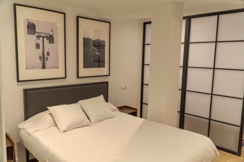 Premium Quadruple Room at La Borda del Gato Rafa in Vielha with bed, framed artwork, and modern decor
