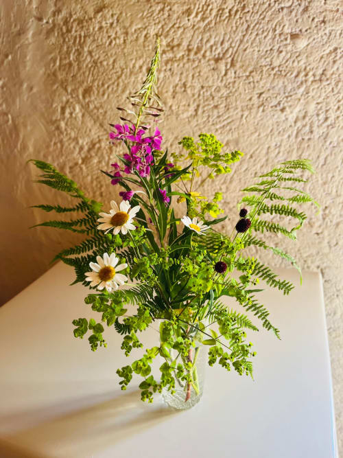Bouquet de fleurs sauvages avec marguerites et fleurs violettes à La Grange Aux Étangs, Sennely