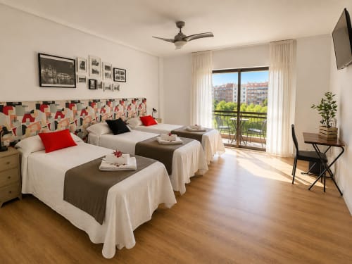 Luminosa habitación triple en Muro 13 El Mirador del Espolón en Logroño con vistas a la ciudad, balcón y equipamientos modernos