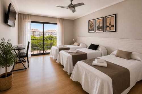Habitación triple con balcón en Muro 13 El Mirador del Espolón, Logroño, con vistas a la ciudad y comodidades modernas