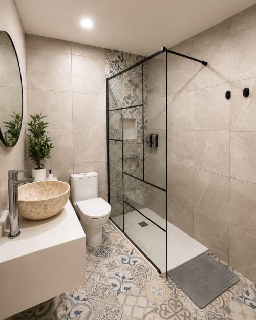 Baño moderno del hotel Muro 13 El Mirador del Espolón en Logroño con lavabo de piedra, inodoro y ducha abierta