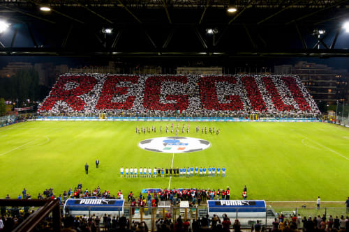 Stadio di calcio con mosaico di tifosi rossi e bianchi, Reggio Calabria, Italia