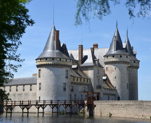Château médiéval aux tours de La Grange Aux Étangs à Sennely, France