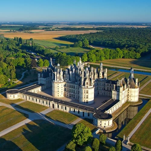 Vue aérienne du Château de Chambord, Vallée de la Loire près de Sennely, France - château historique avec tours et fossés