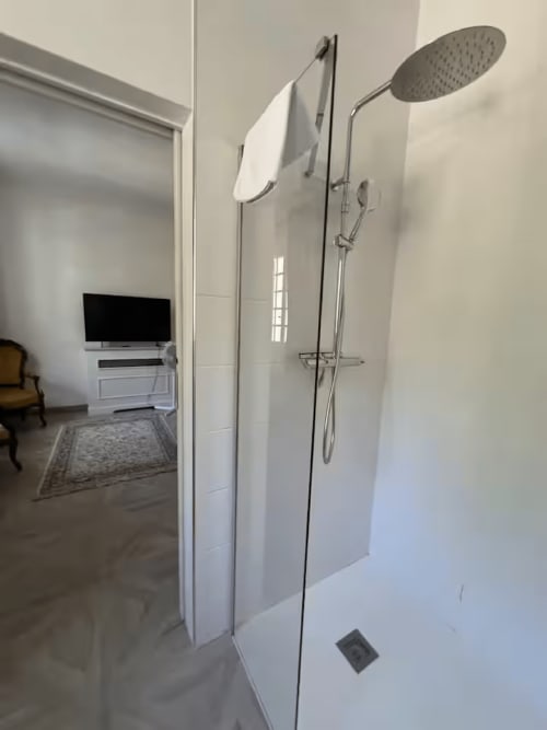 Modernes Badezimmer mit Regendusche und Handbrause im Hotelzimmer des Domaine de Bize Mirepoix