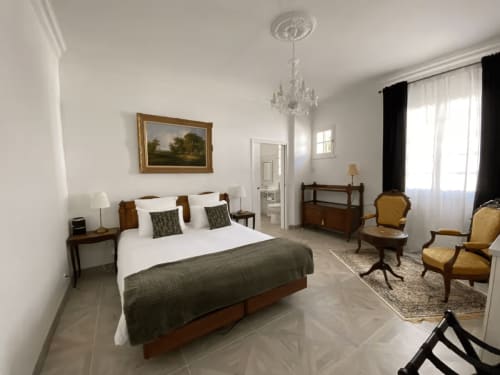 Elegantes Schlafzimmer im Domaine de Bize Mirepoix mit Queensize-Bett, Kristalllüster und Möbeln im Stil vergangener Epochen in der Ariège, Frankreich