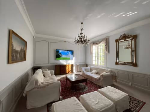 Suite Familiale Élégante au Domaine de Bize Mirepoix avec mobilier crème, lustre et décoration classique