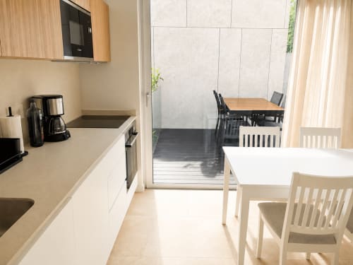 Cocina moderna y zona de comedor con acceso a terraza en el apartamento Holibai cerca de Playa Ladeira, Sabarís