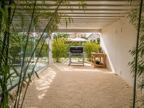 Terraza cubierta con parrilla y zona de estar del apartamento Holibai cerca de Playa Ladeira, Sabaris