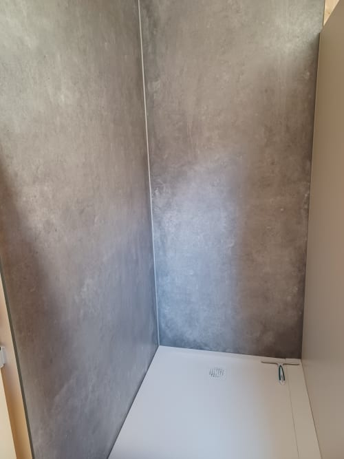 Salle de douche moderne de la Yourte SOUSLIK à La Yourte Un Autre Monde, Le Hohwald avec murs en béton et sol blanc