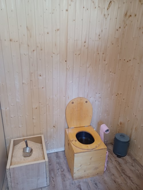 Toilettes de compostage écologiques dans une yourte en bois à La Yourte Un Autre Monde, Le Hohwald