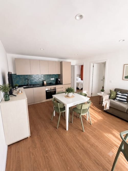 Modernes offenes Apartment im Fly High Morro Jable mit ausgestatteter Küche, Essbereich und Wohnraum mit Meerblick