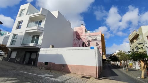 Fly High Hotel in Morro Jable mit modernem weißem Gebäude und Straßenansicht des Apartmenthauses Maron