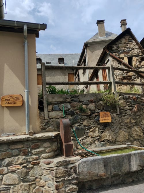 Bâtiments en pierre et architecture rustique aux Nids Pyrénéens à Castillon-de-Larboust avec vue sur les montagnes