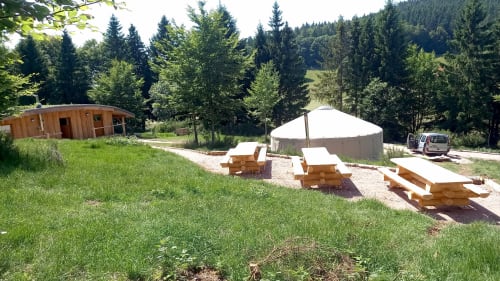 Yourte et cabane en bois glamping à La Yourte Un Autre Monde au Hohwald, entourées de forêt et de chaises longues