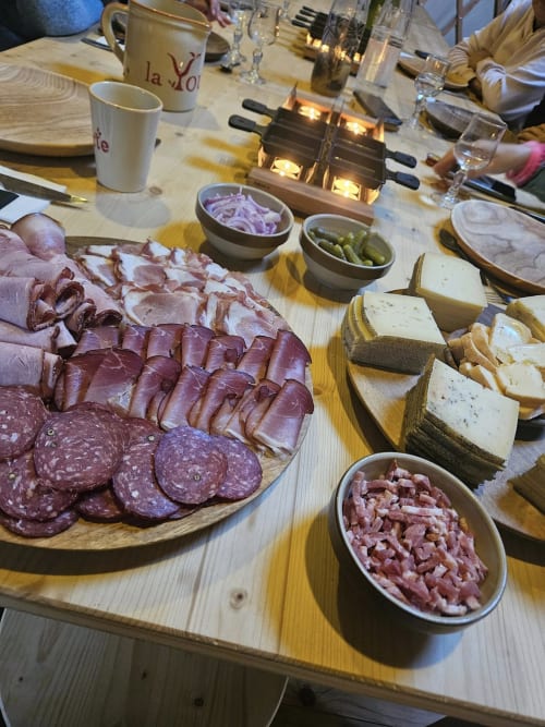 Plateau de charcuterie et fromages à La Yourte Un Autre Monde, Le Hohwald, avec viandes séchées, fromages, cornichons et olives