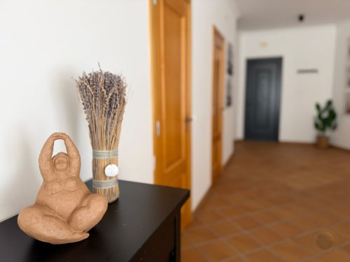 Corredor do apartamento townhouse Be SilverCoast em Serra D'El Rei com cerâmica decorativa e flores secas sobre mesa preta