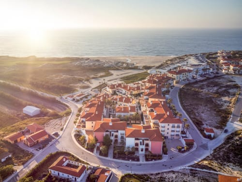 Vista aérea do hotel Be SilverCoast com casarões de telhados laranja com vista para a praia e o mar em Serra D'El Rei, Portugal