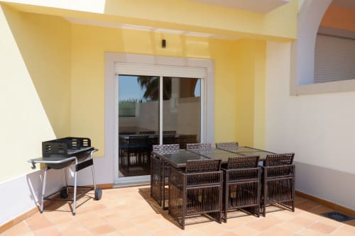 Área de refeições ao ar livre da casa Be SilverCoast com terraço vista para o mar, churrasqueira e móveis de pátio em Serra d'El Rei