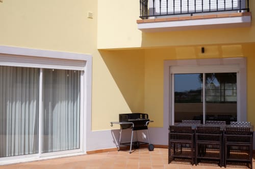 Terraço espaçoso da townhouse Be SilverCoast com vista para o mar, churrasqueira, móveis de jardim e portas de correr