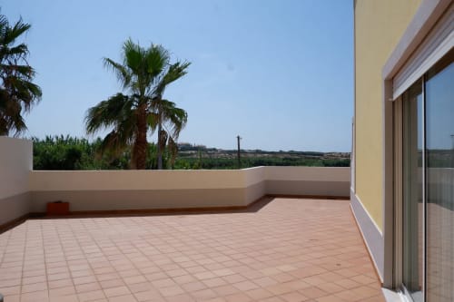 Terraço espaçoso em Be SilverCoast com vista para o mar, palmeiras e acesso direto ao apartamento-casa em Serra D'El Rei