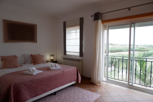 Quarto no hotel Be SilverCoast em Serra D'El Rei com vista para o mar, TV e varanda com vista para os campos