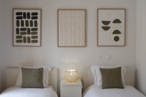 Quarto moderno no Be SilverCoast com camas gêmeas, almofadas olivadas e arte de parede minimalista acima dos cabeceiras