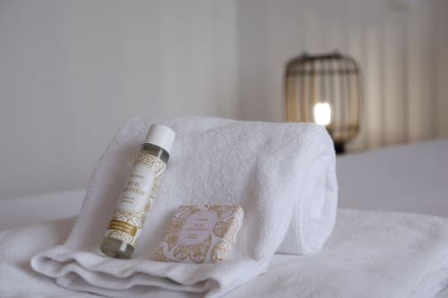 Amenidades de luxo e toalhas brancas em quarto do hotel Be SilverCoast, Serra d'El Rei Portugal