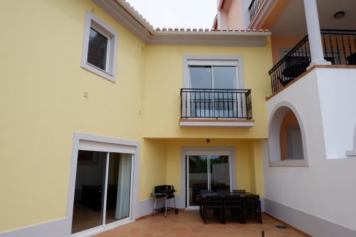 Pátio de village resort em amarelo vibrante com terraço, churrasqueira e móveis de exterior no hotel Be SilverCoast, Serra D'El Rei