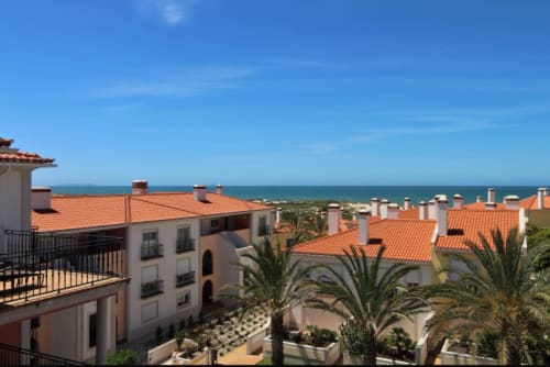 Townhouse SilverCoast com vista para o mar sobre a costa de Serra D'El Rei, telhados em terracota e palmeiras