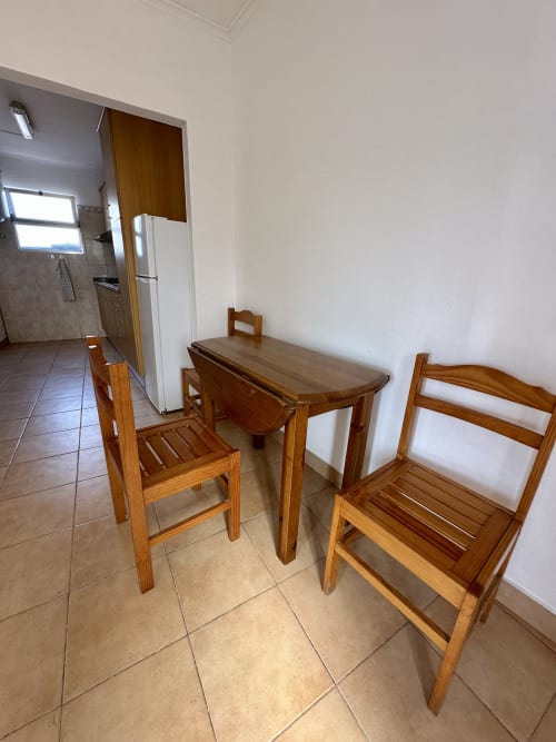 Coin repas avec table et chaises en bois dans l'appartement Sun Terrace aux Villas Simone Porto Santo