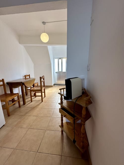 Spacieux séjour aux Villas Simone Porto Santo avec mobilier en bois, luminaire suspendu et équipements modernes