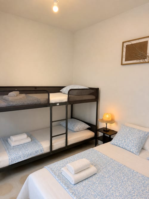 Quarto familiar com beliche, cama individual e móveis modernos na Villas Simone Porto Santo