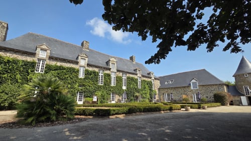 Manoir de la Bégaudière stone manor with ivy-covered facade, Mont-Dol, France