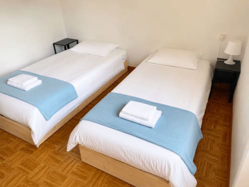 Duas camas de solteiro com lençol branco e cobertores azuis no apartamento Casa do Taxista em Villas Simone Porto Santo, Portugal