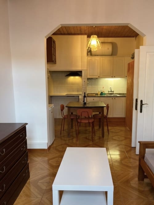 Cozinha e área de refeições do apartamento Casa do Taxista com móveis em madeira e eletrodomésticos modernos em Villas Simone Porto Santo