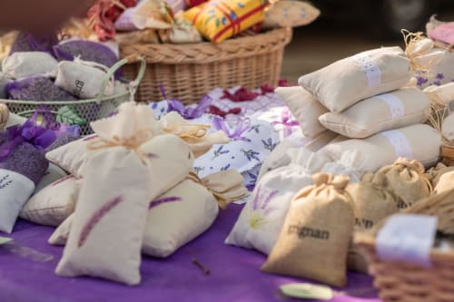 Sachets de lavande et cadeaux aromathérapie exposés à La vie de château, une charmante maison d'hôtes à Grignan, en France.