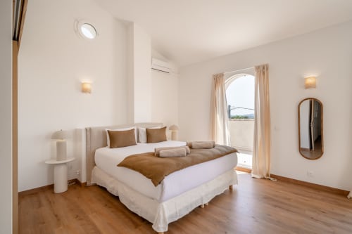 Bright modern bedroom in Villa M de Mas-Piscine near Cannes with king bed, terrace access, and pool views
