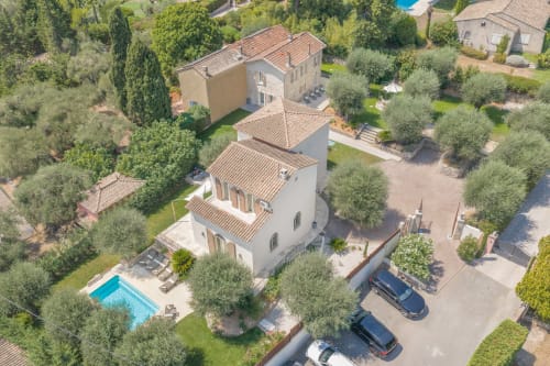 Aerial view of Villa M de Mas-Piscine in Grasse with private pool, terracotta roofs, and surrounding olive trees