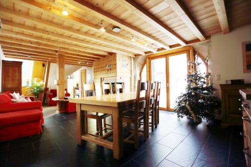 Cottage Le Grand ValOmbre en Le ValOmbré: salón-comedor de planta abierta con vigas de madera, vistas a la montaña, mobiliario rojo