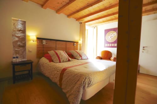 Habitación espaciosa de la casa rural Le ValOmbré en Saint-Pierre-de-Chartreuse con vigas de madera, cama queen, vistas a la montaña