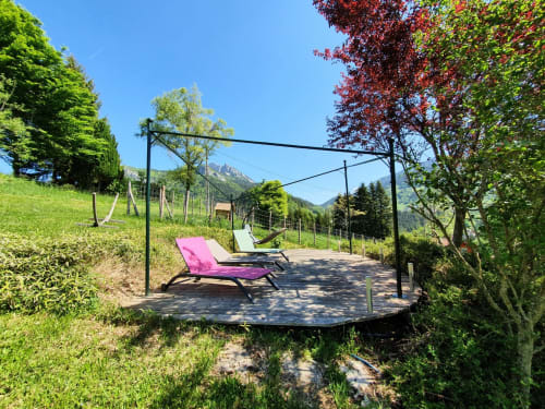 Área de relajación con tumbonas y pérgola en la casa rural Le ValOmbré, Saint-Pierre-de-Chartreuse, con vistas a los Alpes