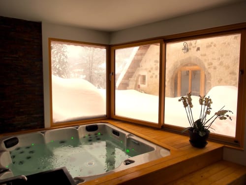Lujoso jacuzzi con chorros iluminados en verde en cabaña de montaña en Le ValOmbré, Saint-Pierre-de-Chartreuse, con vistas a los Alpes nevados