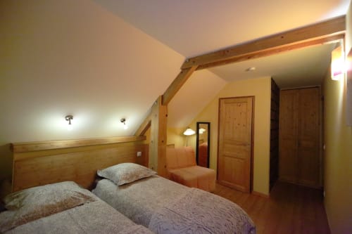 Acogedora habitación abuhardillada en la cabaña Le ValOmbré en Saint-Pierre-de-Chartreuse con vigas de madera vistas, camas gemelas y montaña