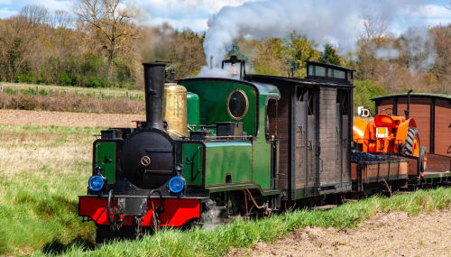 Ancienne locomotive à vapeur verte avec base rouge à Mons-Boubert, une charmante attraction ferroviaire patrimoniale près du château de Mons