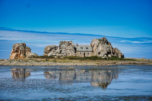 La Maison 1903 B&B nestled among granite boulders on coastal rocks in Trévou-Tréguignec, Brittany
