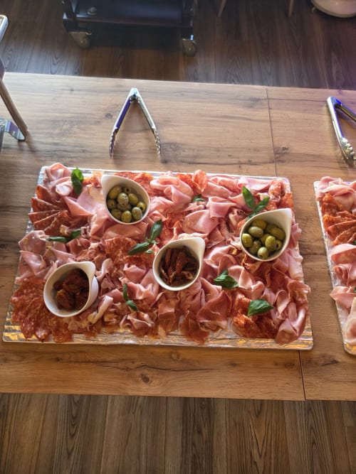 Charcuterie board with cured meats, olives, and sun-dried tomatoes at Hôtel-Restaurant le S'Y in Seingbouse